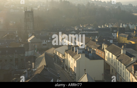 Frühen Morgennebel am Tavistock Devon entnommen die alte Eisenbahnviadukt über die Stadt Stockfoto