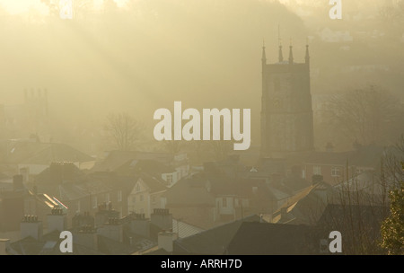 Frühen Morgennebel am Tavistock Devon England genommen von der alten Eisenbahnviadukt über die Stadt Stockfoto