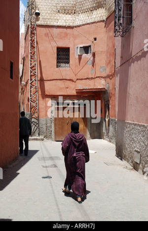 Marrakesch Marokko Woman Walking Down Street Stockfoto