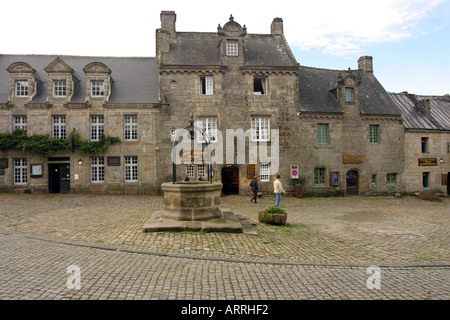 Eine gepflasterte Dorfstraße, im mittelalterlichen Dorf Locronan, Bretagne, Frankreich Stockfoto