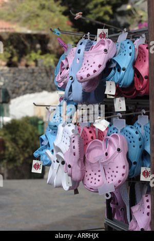 Croc Schuhe auf einem Gestell außerhalb einen Souvenir-Shop in Masca-Teneriffa-Kanarische Inseln-Spanien Stockfoto