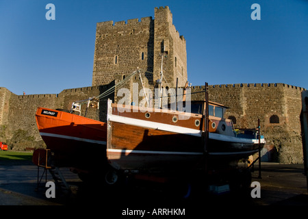 Carrickfergus Castle mit Booten im Vordergrund Stockfoto