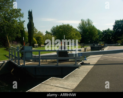 St. Johann Sperre auf der Themse in Lechlade Gloucestershire Stockfoto