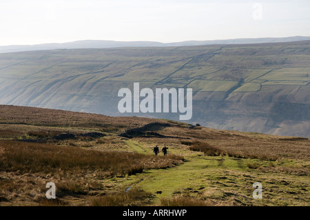 Zwei entfernte Zahlen über den Weg zum oberen Wharfedale, Nr Buckden, Yorkshire Dales, Buckden Hecht, Nordengland Stockfoto