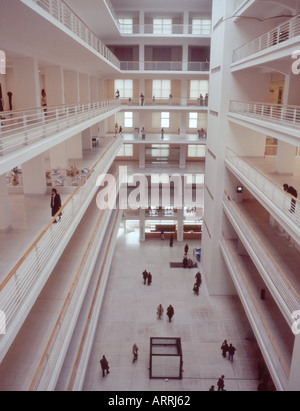 Prag, Tschechische Republik. Atrium und Galerien des Messepalastes oder des Veletrzni palac, heute Galerie für moderne Kunst (1990s) Stockfoto