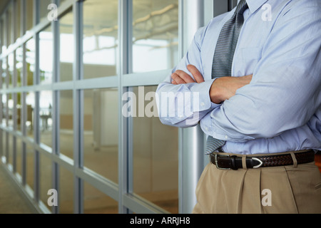 Büroangestellte mit verschränkten Armen Stockfoto