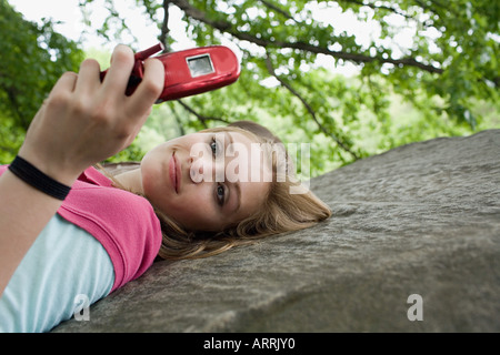 Teenager-Mädchen mit einem Funktelefon Stockfoto