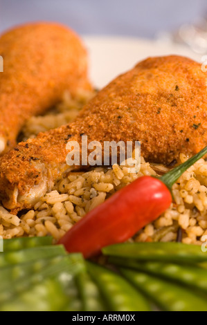Panierte Huhn auf Reis serviert Stockfoto