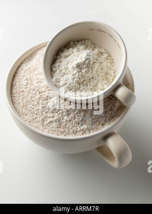 Vollkorn und weißes Mehl Zutaten auf einem weißen Hintergrund redaktionelle Essen Stockfoto