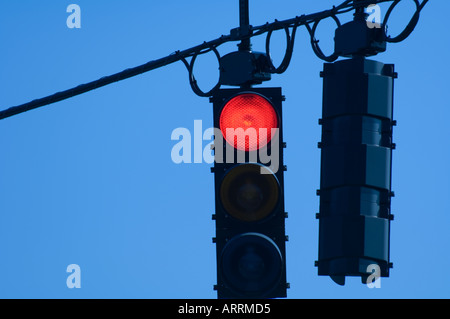 Ampel-Stop in der Abenddämmerung Stockfoto
