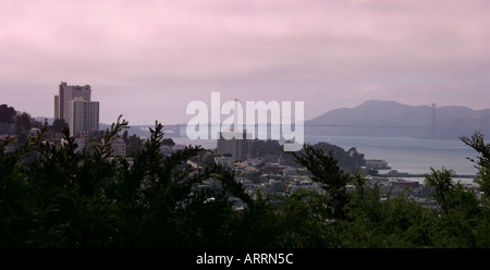San Francisco City mit Golden Gate Bridge, Abendlicht bei Sonnenuntergang Stockfoto