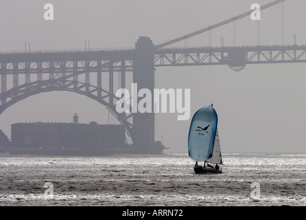 Eine Yacht Segeln auf Bucht von San Francisco mit der golden Gate Bridge im Hintergrund, Kalifornien USA Stockfoto