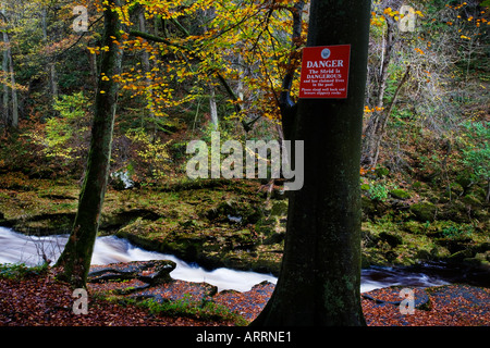 Symbol für Gefahr durch den Strid auf Flusses Wharfe im Vollstrom nach Heavy Rain Yorkshire Dales National Park England Stockfoto