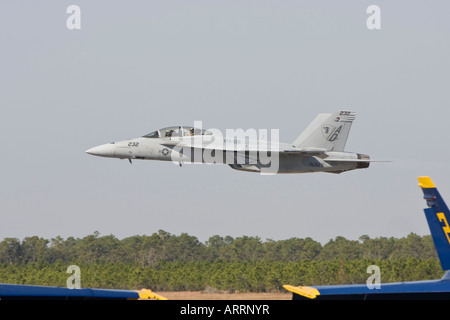 FA 18 F Super Hornet macht Tiefflug mit Blue Angels übergeben geparkt auf der Piste im Vordergrund Stockfoto