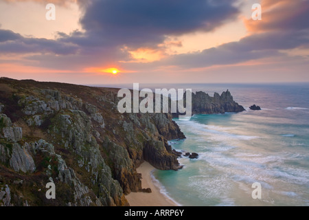 Sonnenaufgang über dem Treen Klippen und Logan Rock Cornwall UK Stockfoto