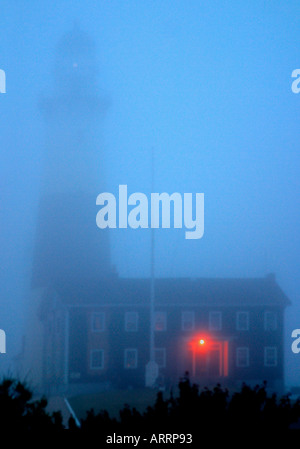 Der berühmte Montauk Leuchtturm auf langen Island,N.Y., ist im Atlantischen Ozean Nebel, aber immer noch Warnung Schiffe gehüllt. Stockfoto