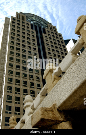 alte Steinbrücke von Mode und moderne Gebäude in Seoul Korea Stockfoto