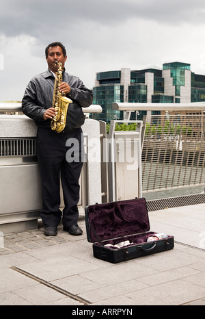 Immigrant Saxophonist auf Sean O'Casey Brücke in der Stadt Dublin Irland Stockfoto