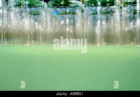 Highballgläser stapeln sich bereit für die Hochzeit-Party-Event-Gäste. Stockfoto