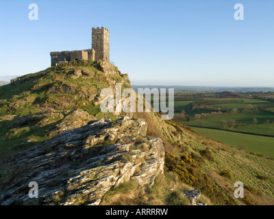 St. Michael Kirche in Brentor (Brent Tor), Dartmoor, Devon, UK im Abendlicht Stockfoto