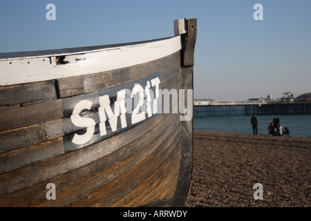 Ein hölzernes Boot sitzt verlassenen auf dem Strand, Blick auf das Meer Stockfoto