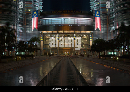 Basis der Petronas Twin Towers bei Nacht mit malaysische Flagge Stockfoto