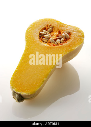 Butternut Kürbis geschnitten auf einem weißen Hintergrund Stockfoto