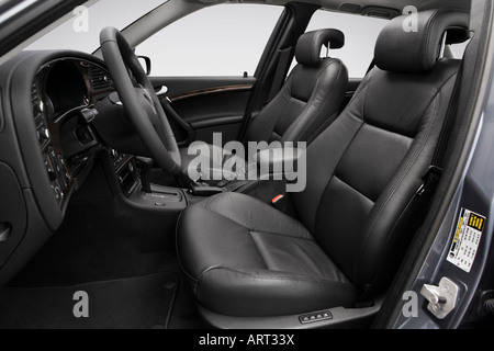 2008 Saab 9-5 Sport Combi in grau - vordere Sitze Stockfoto