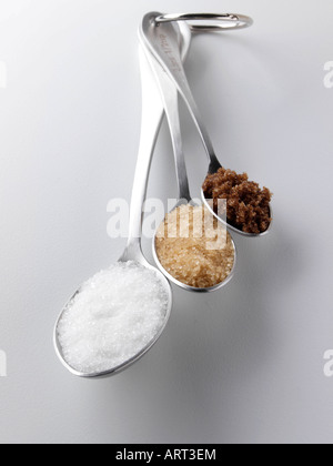 Granulierter Demerara und brauner Zucker in redaktionellen Löffel essen Stockfoto