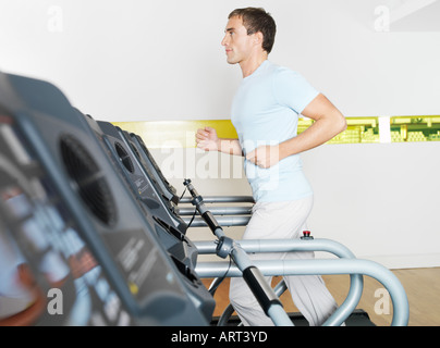 Mann auf Laufband im Fitnessstudio Stockfoto