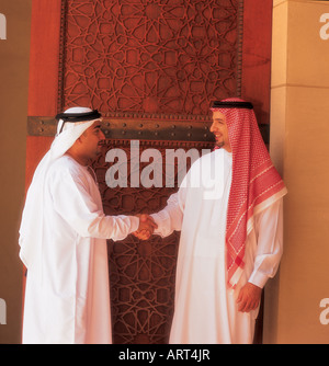 Arabische Männer Hände schütteln Stockfoto