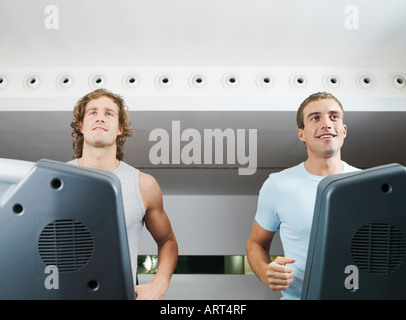 Zwei Männer auf dem Laufband im Fitnessstudio Stockfoto