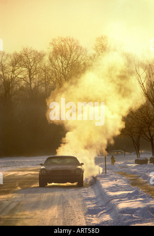 Auto läuft auf kalt frühmorgens mit Dampf Auspuff Rising In Luft, Philadelphia, Pennsylvania PA USA Stockfoto