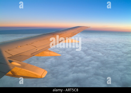 Flugzeugflügel bei Sonnenuntergang Stockfoto