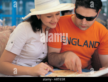 Touristen-paar in Dubai sucht sich eine Karte von den Vereinigten Arabischen Emiraten Stockfoto