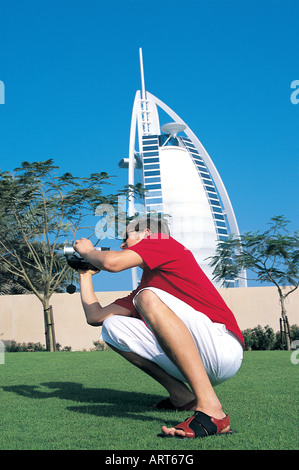 Westliche Touristen fotografieren vor Burj Al Arab Hotel in Dubai, Vereinigte Arabische Emirate Stockfoto