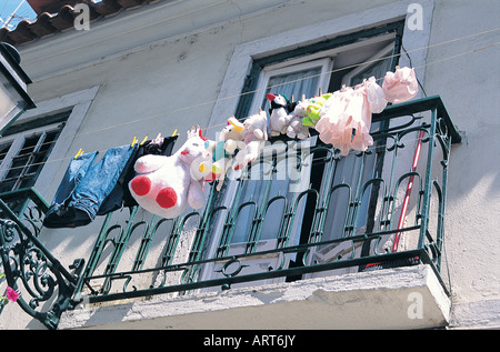 Wäsche und ausgestopften Tieren hängt an einer Wäscheleine in Lissabon, Portugal Stockfoto