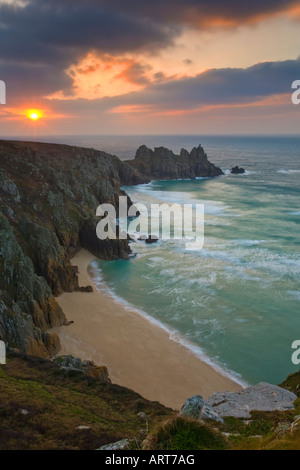 Lebendige Sonnenaufgang am Treen Klippen in der Nähe von Porthcurno Cornwall mit Pendnvounder Strand im Vordergrund Stockfoto