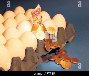 Geld ein goldenes Ei herausragen Stockfoto