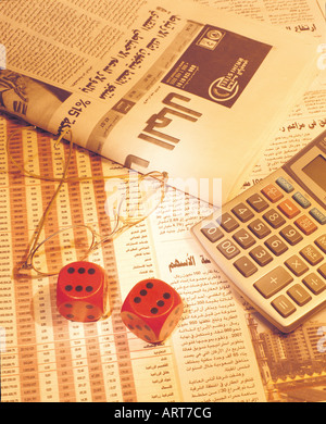 Arabische Zeitung, Würfel und Rechner Stockfoto