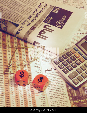 Arabische Zeitung, Würfel und Rechner Stockfoto