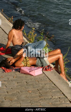 Ein junges Paar, nehmen ein Sonnenbad auf der Seine Stockfoto