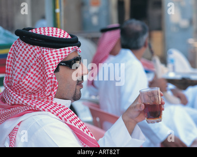 Saudi Mann mit einer Tasse Tee in der alten Stadt von Jeddah, Saudi-Arabien Stockfoto