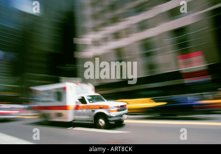 New York City Ambulanz beschleunigt im Verkehr. Gesundheitswesen in Nordamerika USA Stockfoto