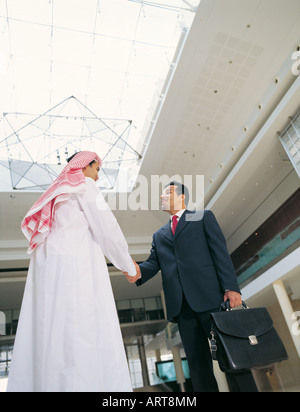 Handshake zwischen arabischen Geschäftsleuten Stockfoto