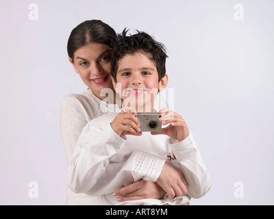 Mutter und Sohn eine Kamera zu halten Stockfoto