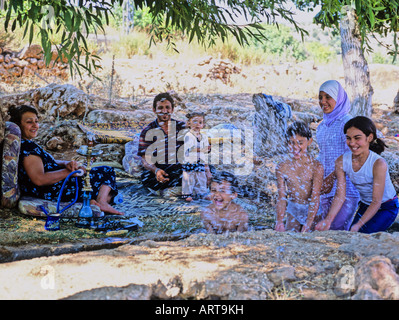 Familien-Picknick im Yammouneh Dorf, Beqaa Tal, Libanon Stockfoto