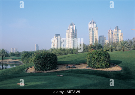 Dubai Marina gesehen von Emirates Golf Course, Dubai, Vereinigte Arabische Emirate Stockfoto