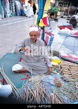 Alter Kaufmann Verkauf Miswak (Zweige, Mund und Zähne - islamischen Tradition zu reinigen) in Bab Makkah, Jeddah, Saudi Arabien Stockfoto