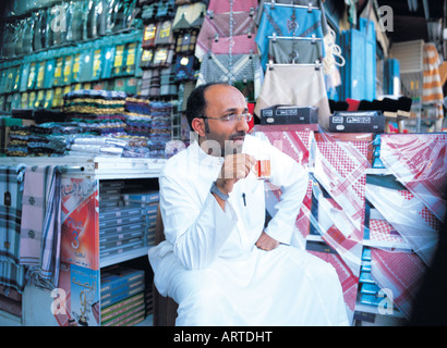 Kaufmann, Teetrinken in Bab Makkah, Jeddah, Saudi Arabien Stockfoto